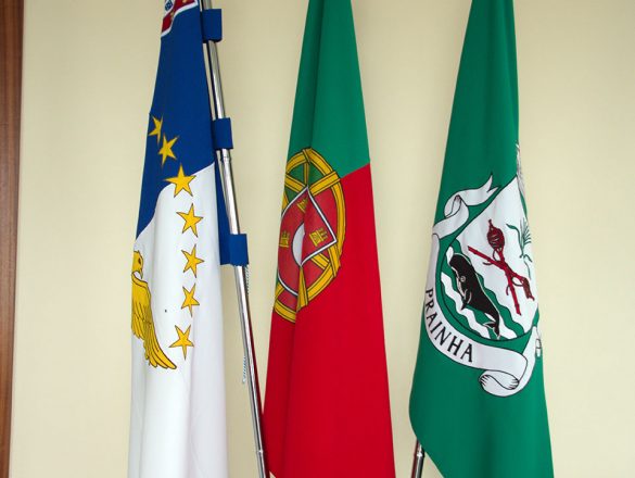Bandeiras no interior da sede da Junta de Freguesia